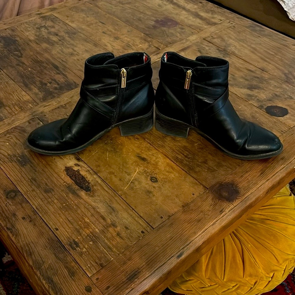 Tommy Hilfiger Black Ankle zipper boots 7M with Gold Emblem - Picture 8 of 16